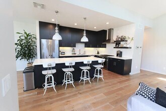 523 S Broadway in Redondo Beach, CA - Building Photo - Building Photo