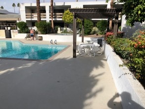 5301 E Waverly Dr, Unit 217 in Palm Springs, CA - Building Photo - Building Photo