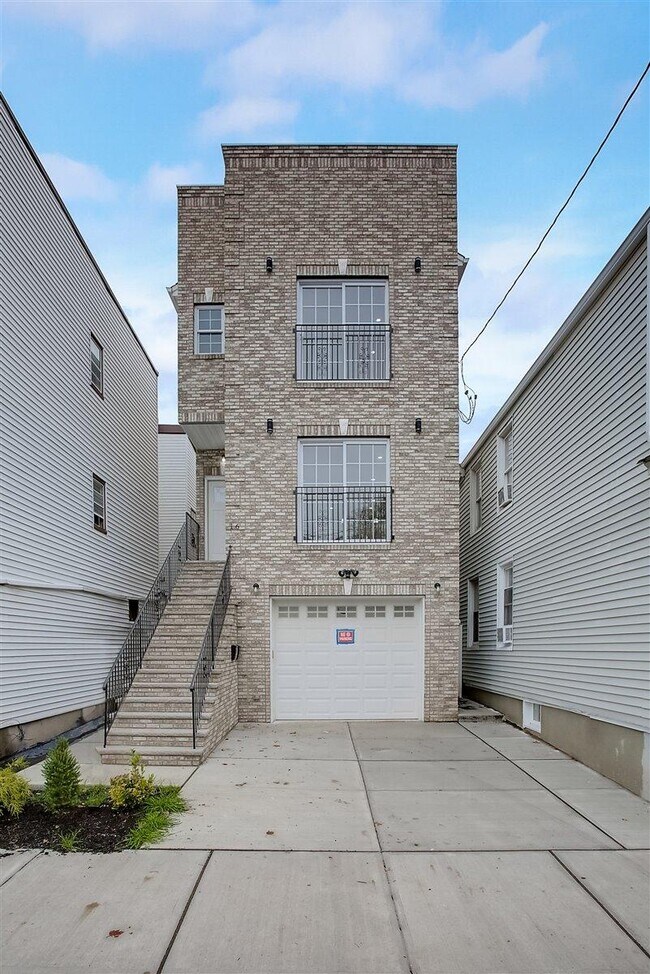 16 Grant Ave, Unit 1 in Harrison, NJ - Building Photo - Building Photo