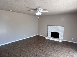 1385 Davis St in Hanford, CA - Building Photo - Building Photo