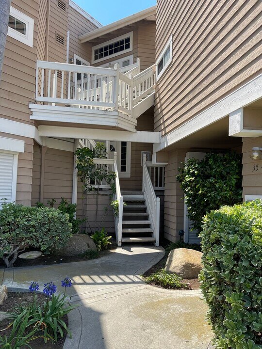 8585 Via Mallorca in San Diego, CA - Building Photo