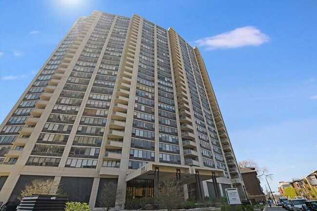 3930 N Pine Grove Ave, Unit 2308 in Chicago, IL - Foto de edificio - Building Photo