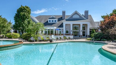 333 Ricciuti Dr in Quincy, MA - Foto de edificio - Building Photo