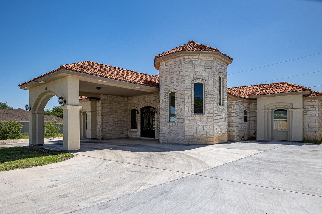 101 Margaret Ln in Del Rio, TX - Building Photo