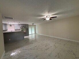 445 Dallas St in China, TX - Building Photo