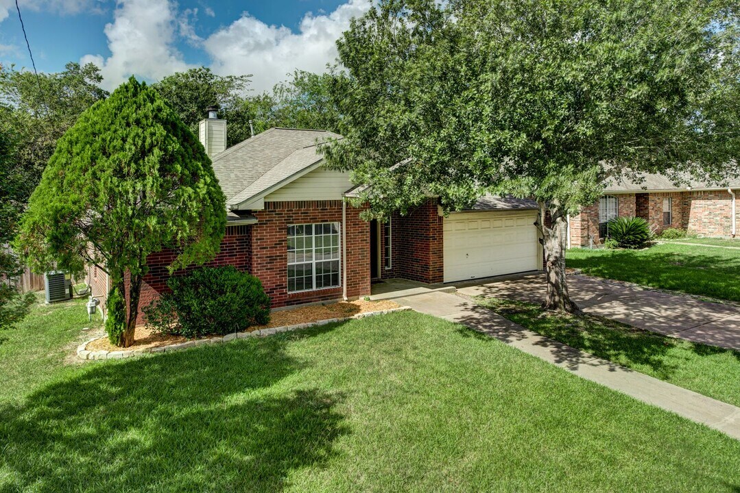 Beautiful 4 Bed, 2 Bath in a Great Location! in College Station, TX - Building Photo