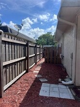 8001 NW 74th Terrace in Tamarac, FL - Foto de edificio - Building Photo