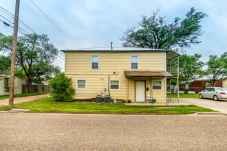 323 NW 4th St in Tulia, TX - Building Photo - Building Photo