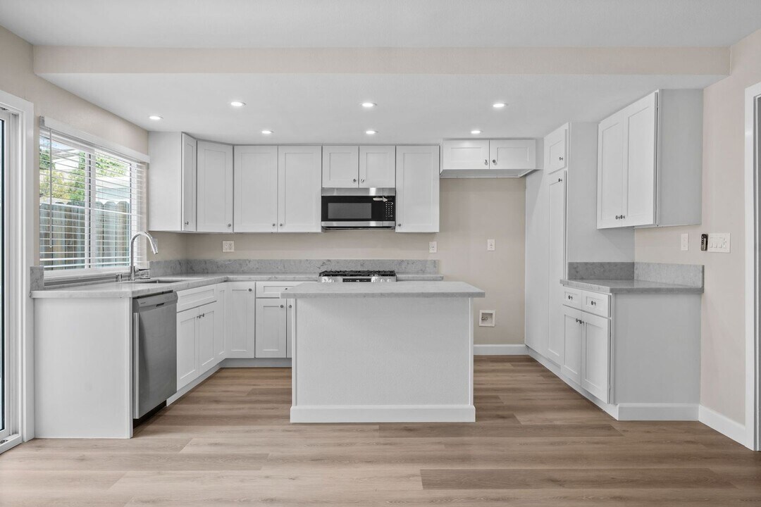 21794 Lake Vista Dr in Lake Forest, CA - Building Photo