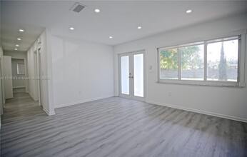 2832 SW 68th Ave in Miami, FL - Building Photo - Building Photo