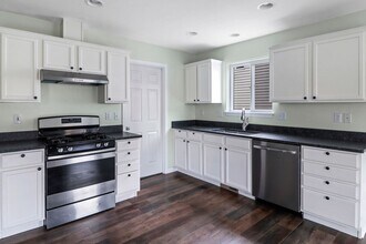1202 NW Redwing Dr in Oak Harbor, WA - Foto de edificio - Building Photo