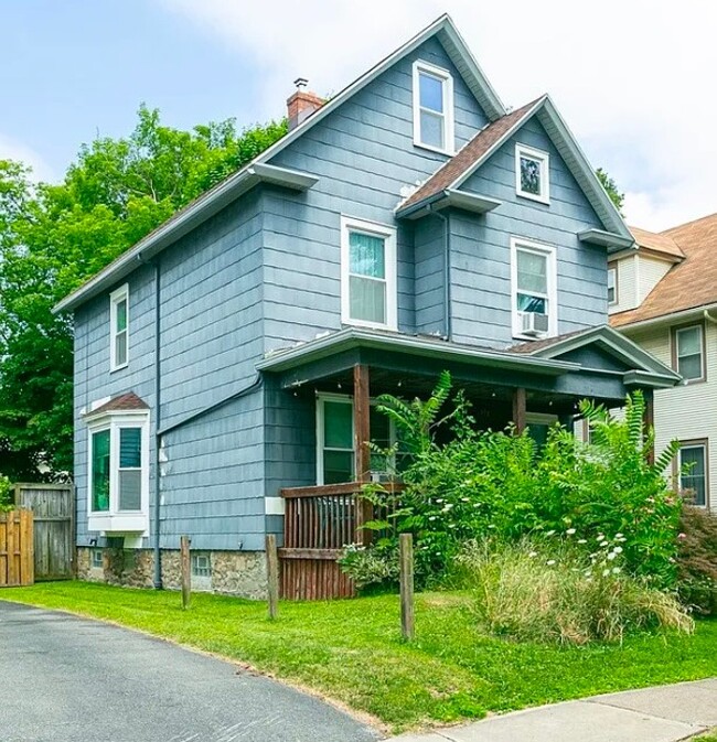 458 Benton St in Rochester, NY - Foto de edificio - Building Photo