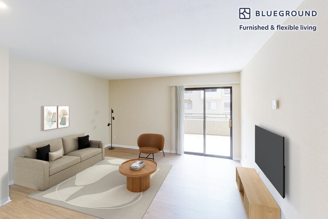 10024 Paseo Montril in San Diego, CA - Building Photo