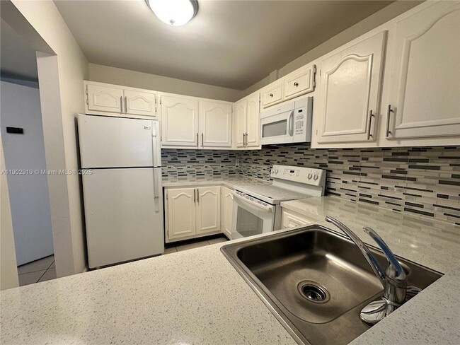 13685 NE 10th Ave, Unit 209 in North Miami, FL - Building Photo - Building Photo