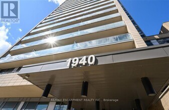 1940 Ironstone Dr in Burlington, ON - Building Photo - Building Photo