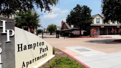 Hampton Park Apartments in Houston, TX - Foto de edificio - Building Photo