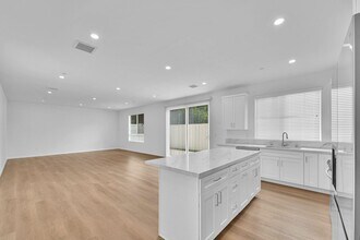 8702 N Silver Wy in Los Angeles, CA - Building Photo - Building Photo