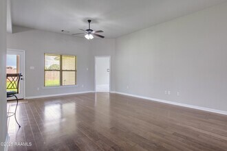 132 Timber Edge Dr in Youngsville, LA - Building Photo - Building Photo