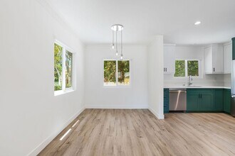 527 S Barrington Ave, Unit 09 in Los Angeles, CA - Building Photo - Building Photo