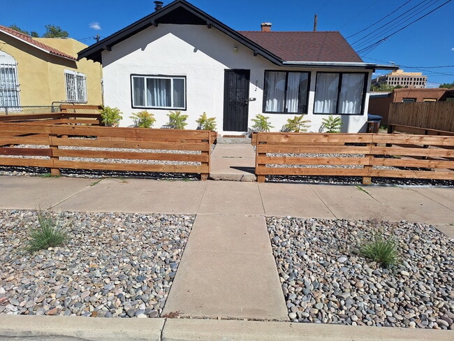 912 7th St NW in Albuquerque, NM - Building Photo - Building Photo
