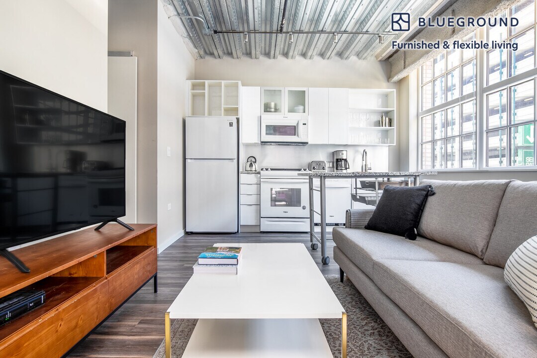 60 E Benton Pl in Chicago, IL - Building Photo