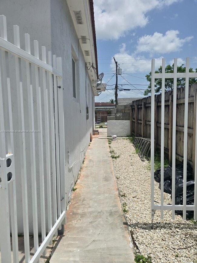 375 W 56th St in Hialeah, FL - Building Photo - Building Photo
