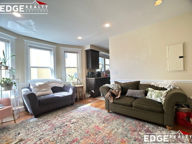 58 Atkins St, Unit 1 in Boston, MA - Foto de edificio - Building Photo