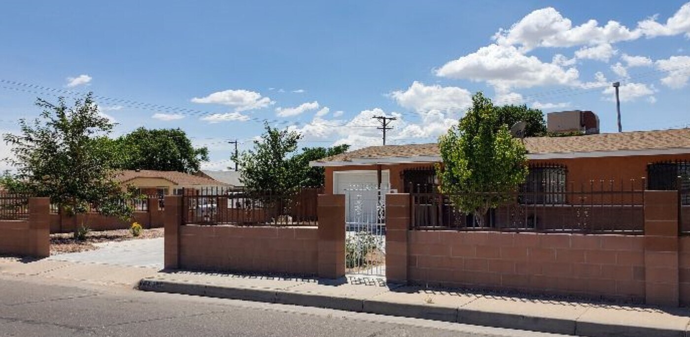1149 Carlos Rey Cir SW in Albuquerque, NM - Building Photo