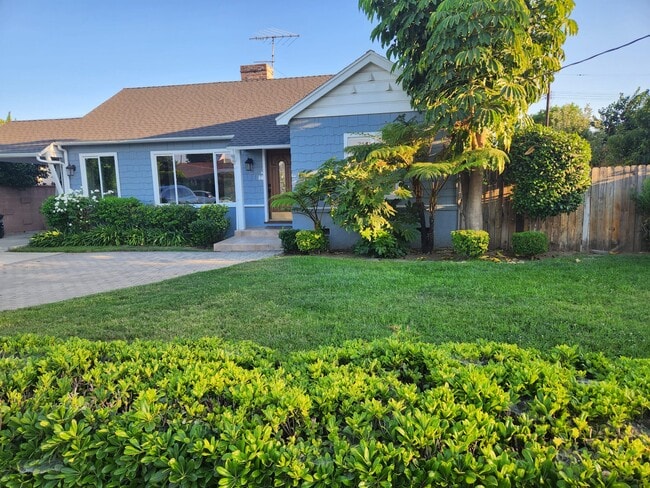 14016 Sylvan St in Los Angeles, CA - Building Photo - Building Photo