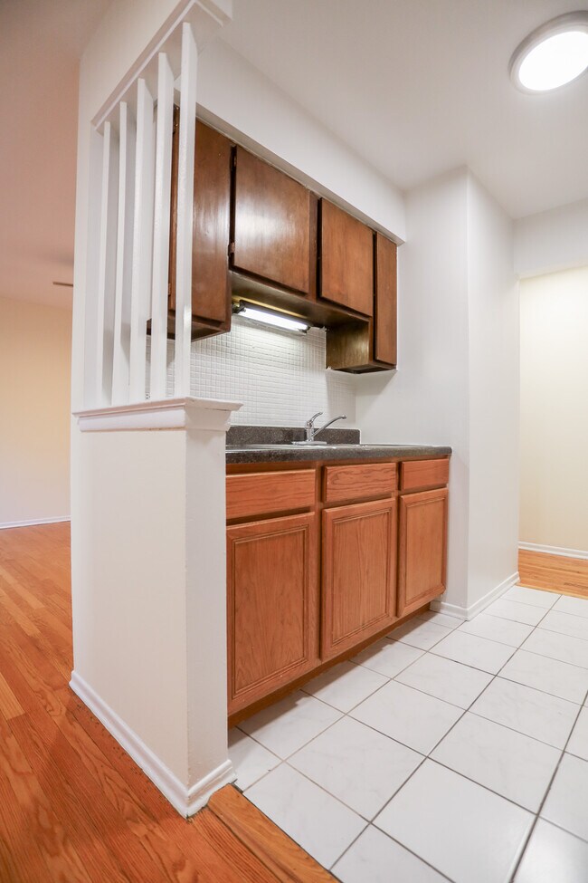 6166 N Winthrop Ave, Unit #510