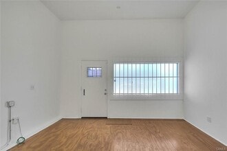 1135 N La Brea Ave in Inglewood, CA - Building Photo - Building Photo