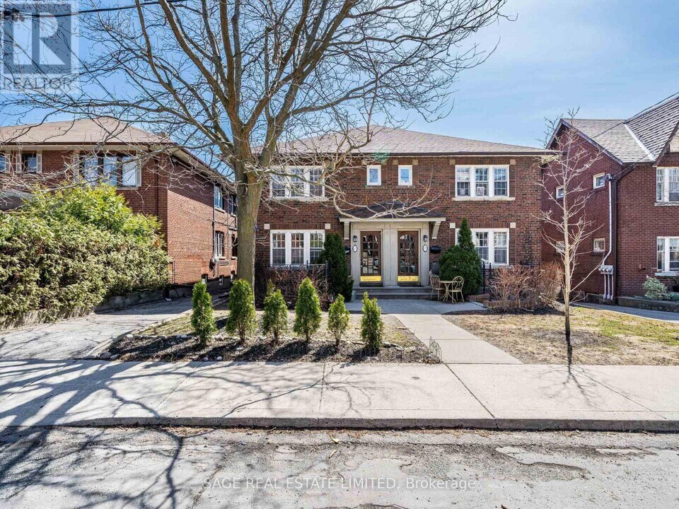 17 Castle View Ave in Toronto, ON - Building Photo