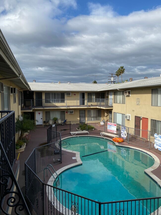 5261 Whitsett Ave Apartments and Nearby Los Angeles Apartments For Rent