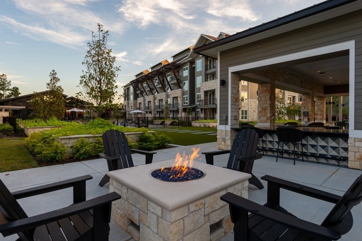 Creekside Park The Grove in The Woodlands, TX - Foto de edificio