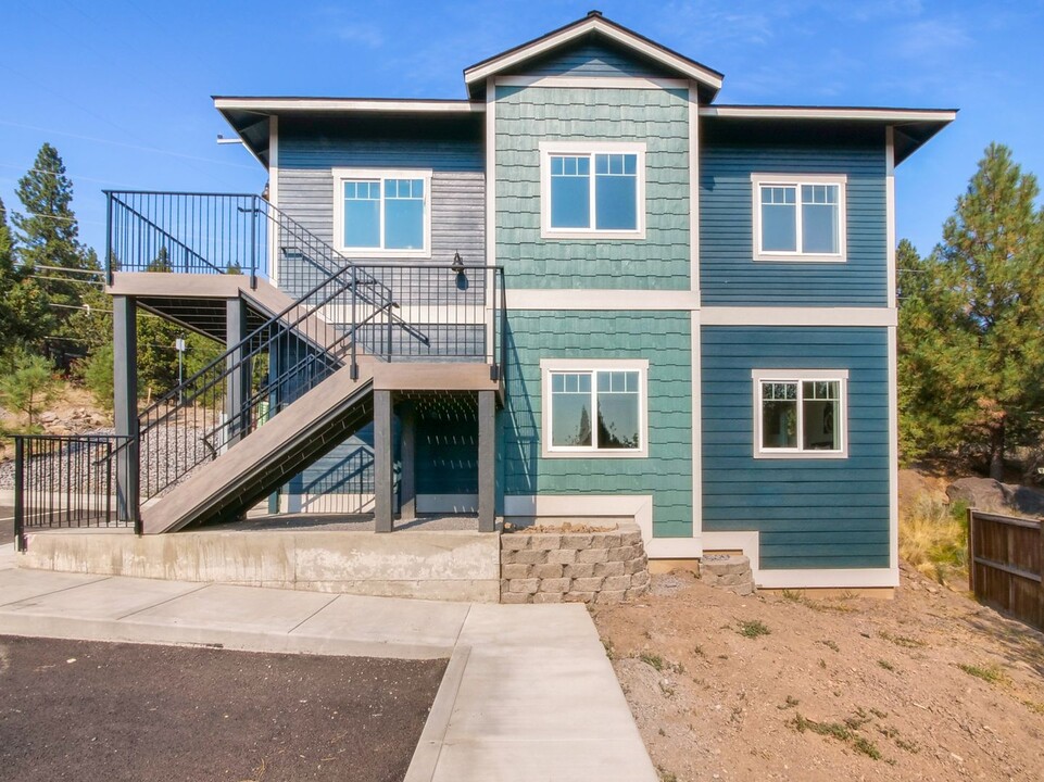 2076 NW Black Pnes Pl-Unit -2 in Bend, OR - Foto de edificio