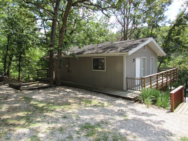 137 Walnut Ct in Lake Ozark, MO - Foto de edificio - Building Photo