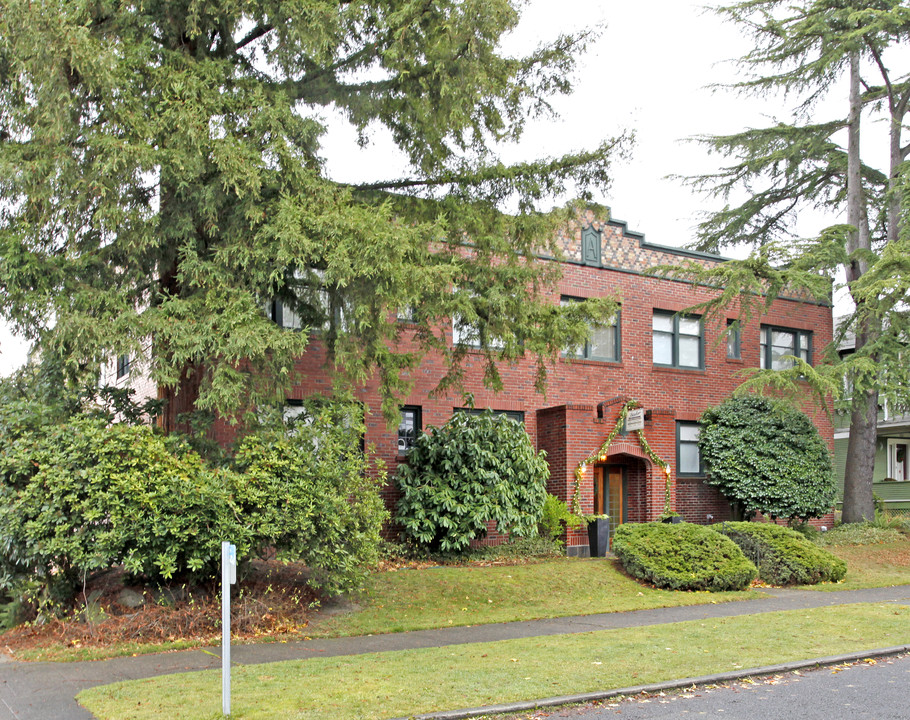 Disler Apartments in Seattle, WA - Building Photo