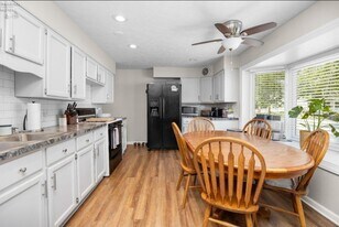 154 Oakwood Dr in Avon Lake, OH - Building Photo