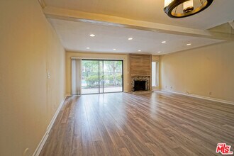 5760 Owensmouth Ave in Los Angeles, CA - Building Photo - Building Photo