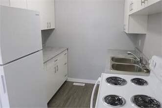 541 Wascana St in Regina, SK - Building Photo - Building Photo