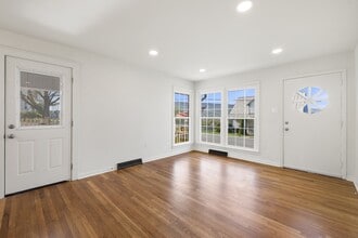 389 Thompson St in Strasburg, VA - Foto de edificio - Building Photo