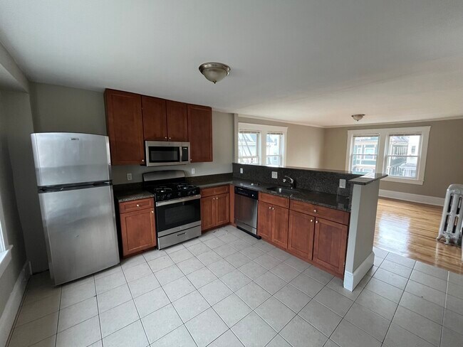 24 Dunreath St, Unit 2 in Boston, MA - Foto de edificio - Building Photo