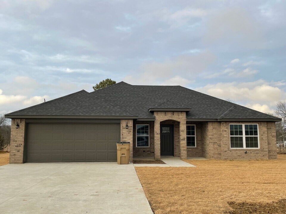 62 Huntington Bch St in Durant, OK - Building Photo