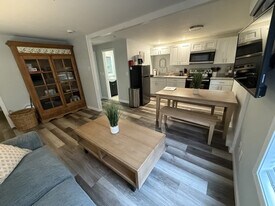 4 Auburn Ave Ext in Hampton, NH - Building Photo