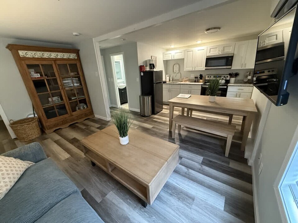 4 Auburn Ave Ext in Hampton, NH - Building Photo