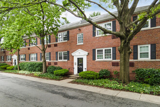 Arlington Oaks in Arlington, VA - Building Photo - Building Photo