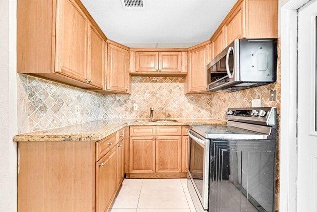 15710 NW 19th Ave in Miami Gardens, FL - Foto de edificio - Building Photo