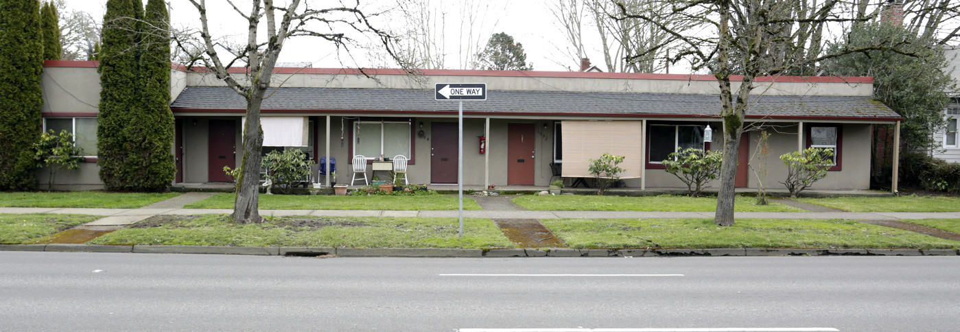 1090-1098 Capitol St NE in Salem, OR - Building Photo