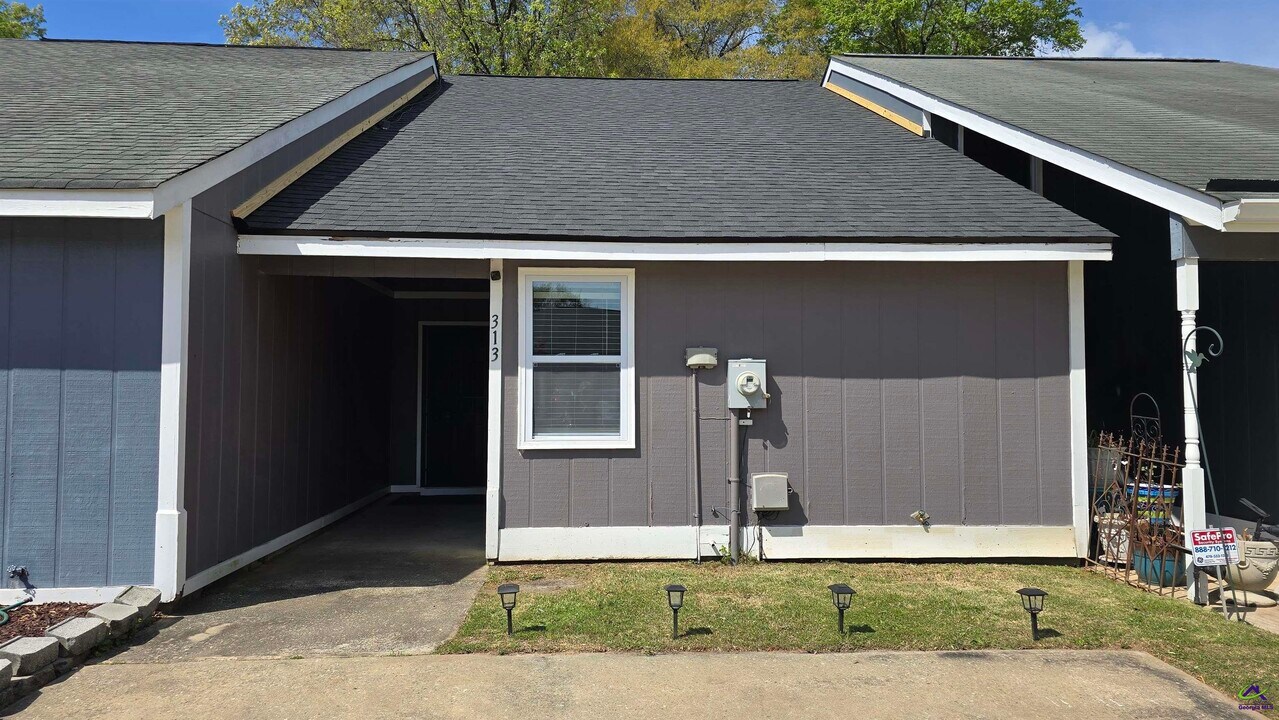 313 Westcliff Center St in Warner Robins, GA - Building Photo