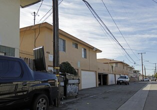 4830 Canoga St in Montclair, CA - Foto de edificio - Building Photo